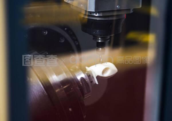在工业制造中准备加工金属细节的制粉机床